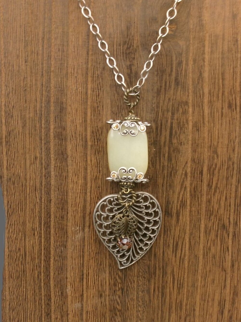 Sweet Romance Stone and Filgree Leaves Pendant Necklace